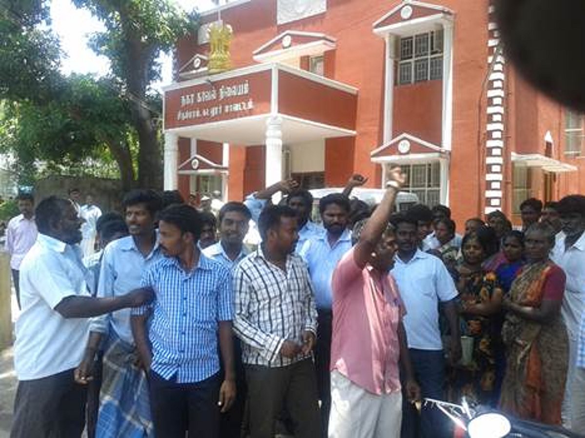 மாணவியை கேலி செய்ததை தட்டிக்கேட்ட அண்ணன் மீது தாக்குதல்: காவல் நிலையம் முற்றுகை